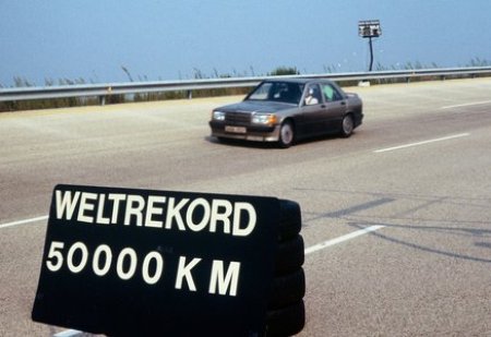 Weltrekordfahrt auf der Hochgeschwindigkeitsstrecke in Nardò/Italien mit dem Mercedes-Benz 190 E 2.3-16 (W 201), 11. bis 21. August 1983. Das Fahrzeug spult 50.000 Kilometer herunter und stellt insgesamt drei Weltrekorde und neun Klassenrekorde auf. Mercedes-Benz 190 E 2.3-16 (W 201), world record drive on the high-speed track in Nardò/Italy, 11 to 21 August 1983. The car covered 50,000 kilometres and set three world records and nine class records.