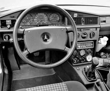 Cockpit des Mercedes-Benz Typ 190 E 2.3-16 Nardo-Rekordwagens, 1983