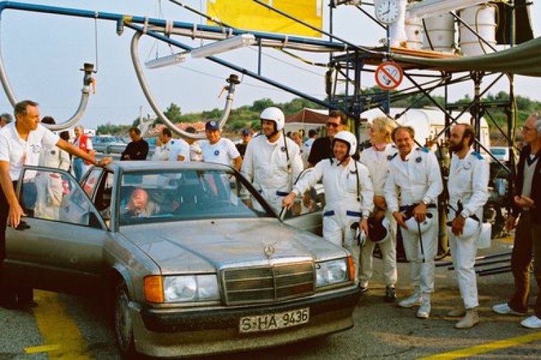 50.000-km-Rekordfahrt in Nardo, 13. - 21.08.1983. Das Team Erich Waxenberger mit Mercedes-Benz Sieger Rekordwagen ("rot") Typ 190 E 2.3-16 Nardo.