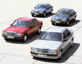 Kompaktes Quartett: Die Mercedes-Benz Kompaktklasse-Limousinen, Modelle der Baureihe 201: 190 E 2,3-16, 190 E, 190 D und 190 (von vorn). Compact quartet: Compact Mercedes-Benz sedan models from the 201 series: 190 E 2.3-16, 190 E, 190 D and 190 (from front to rear).
