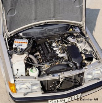 Motorraum des Mercedes-Benz Typ 190 E 2.3-16
